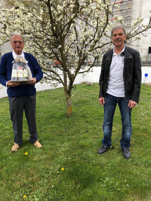 Erich Sättler sen. freute sich über die Glückwünsche durch den FC Dingolfing   