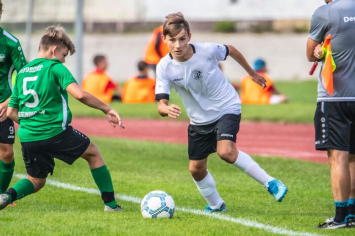  Fabian Hanula tauscht das Trikot des FCD gegen das Jahn Jersey (Foto: Tom Arnold) 