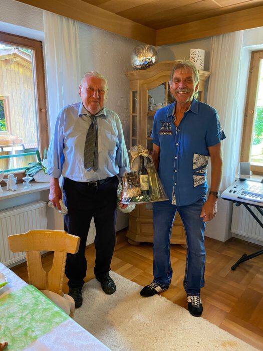 Jubilar Josef Ewender freute sich über die Glückwünsche seitens des FC Dingolfing