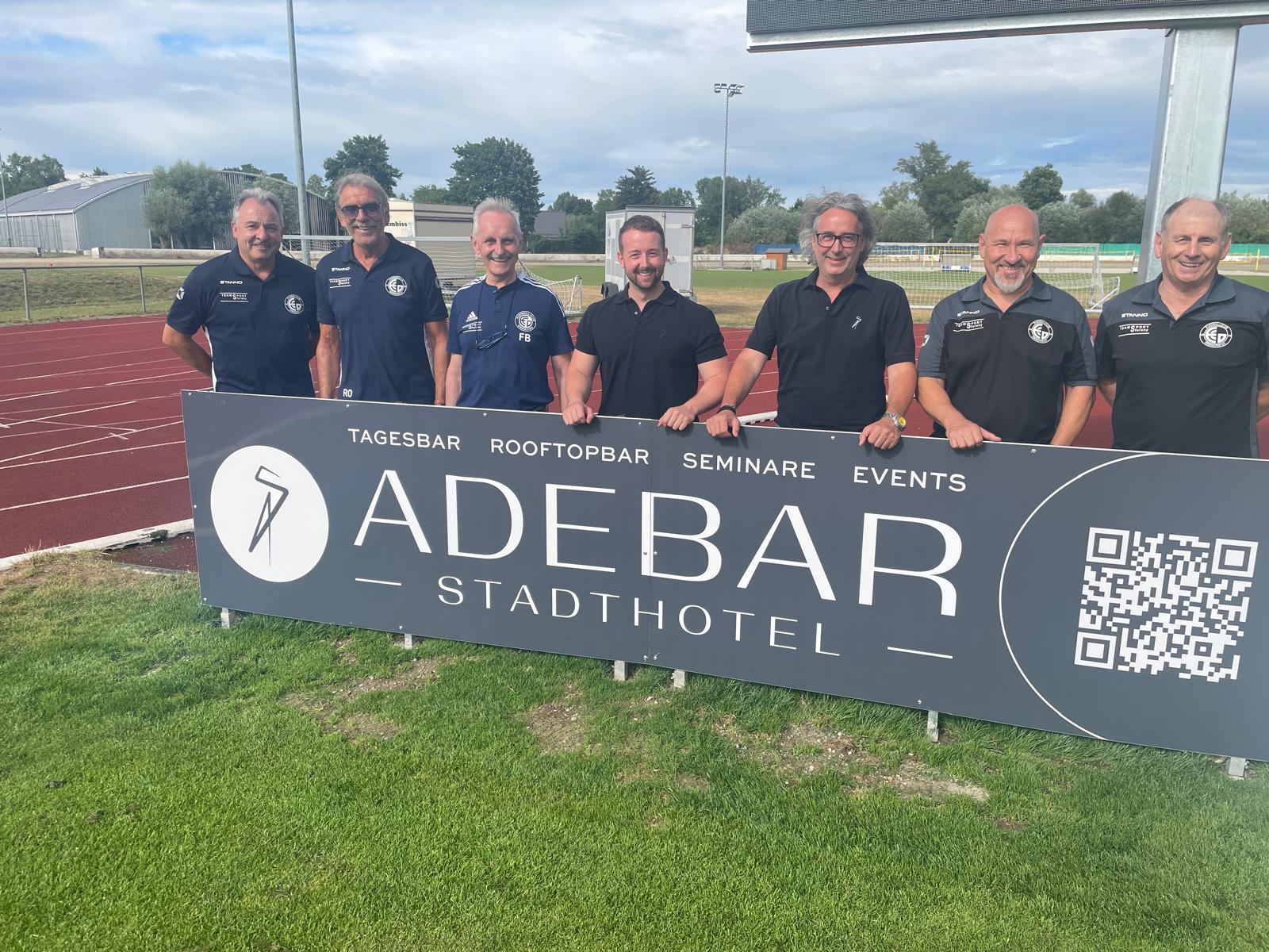Neuer Sponsor beim FC Dingolfing: Das Stadthotel Adebar unterstützt die ...